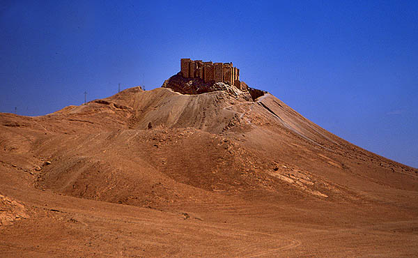 Le chateau sur les hauteurs - Copyright F. Jeorge