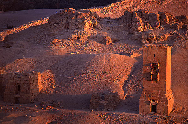 Les ruines au coucher du soleil - Copyright F. Jeorge