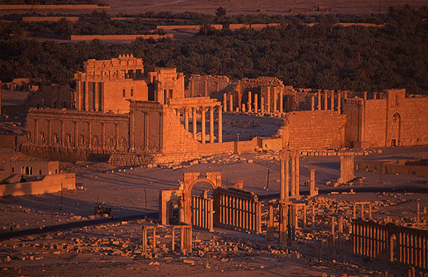 Les ruines au coucher du soleil - Copyright F. Jeorge